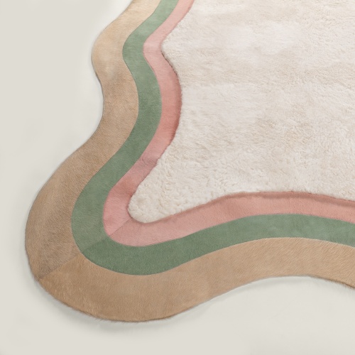 Tapis chic aux bords ondulés, coloris pastel, beige, vert et rose.