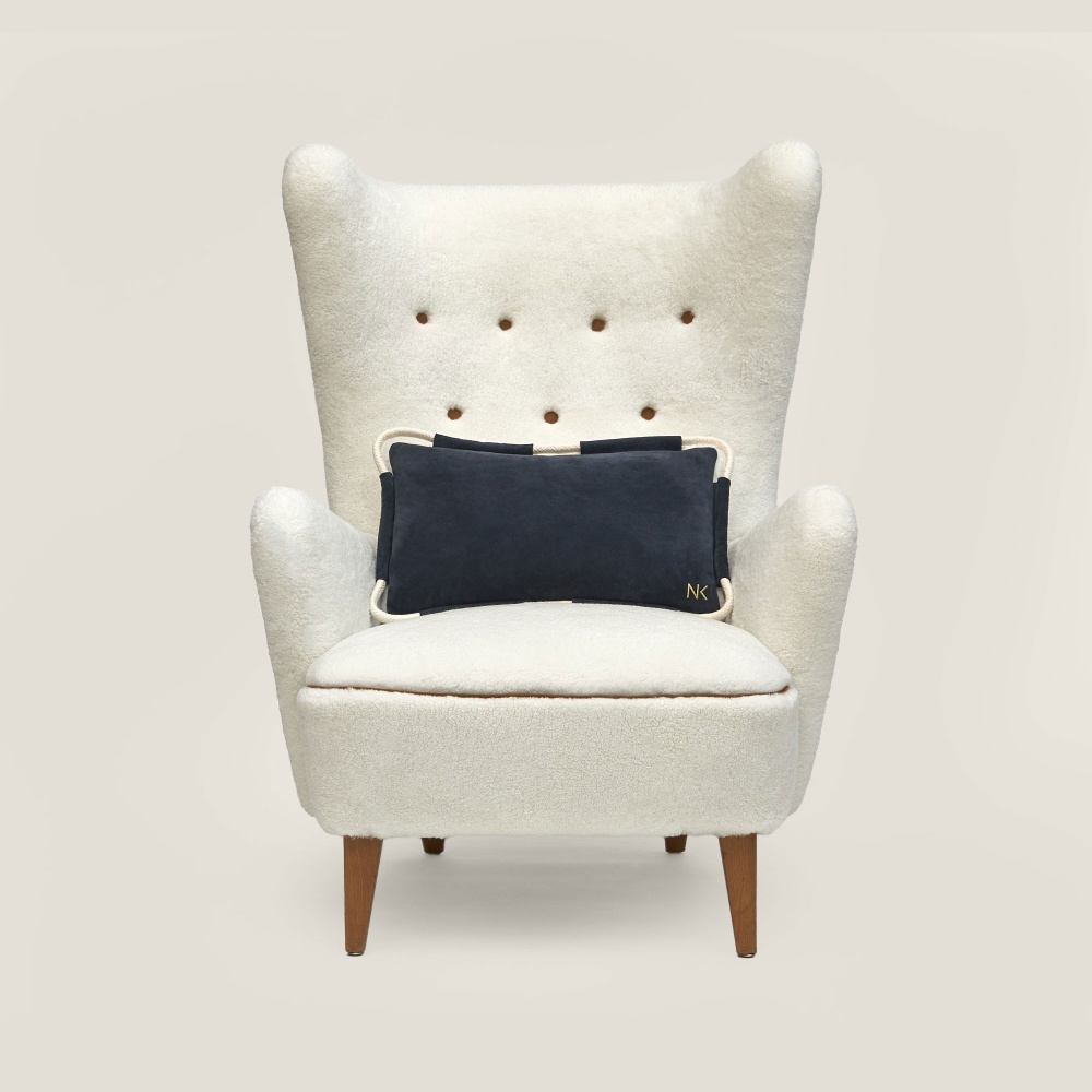 A comfortable cushion that stands on its own to add a touch of originality and functionality to a seat.