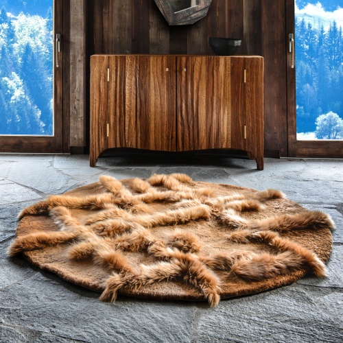 Alpine decoration and mountain views for this chalet with a round carpet and a solid oak sideboard