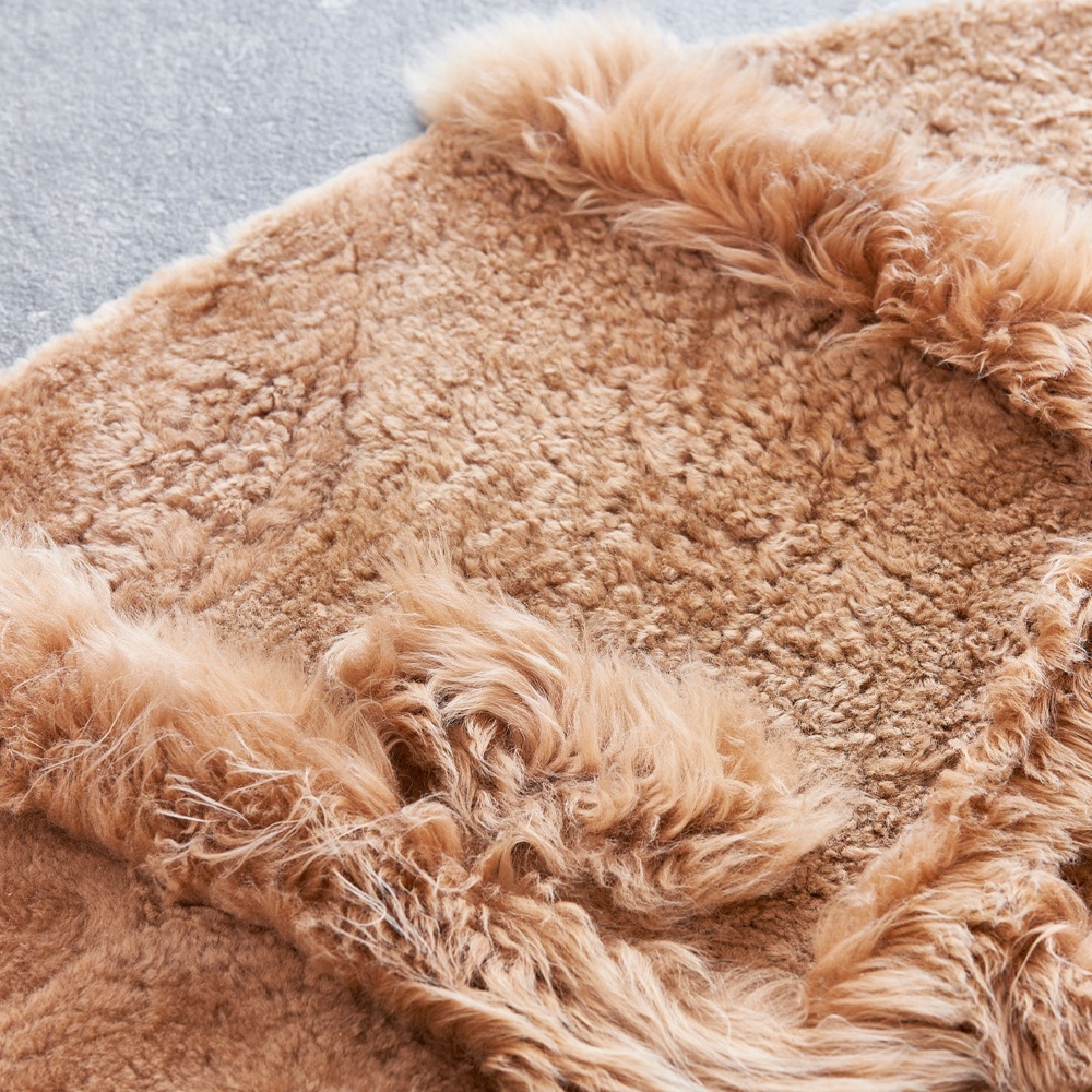 Assembled sheepskins in warm colors for this luxury round rug diameter 170 cm