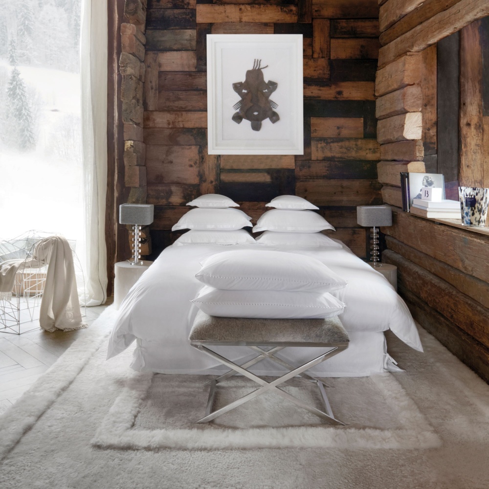 Comfortable and stylish bedroom rug that matches perfectly with the wooden decoration of mountain chalets.