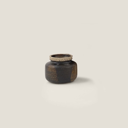 Petit vase marron haut de 8 cm.