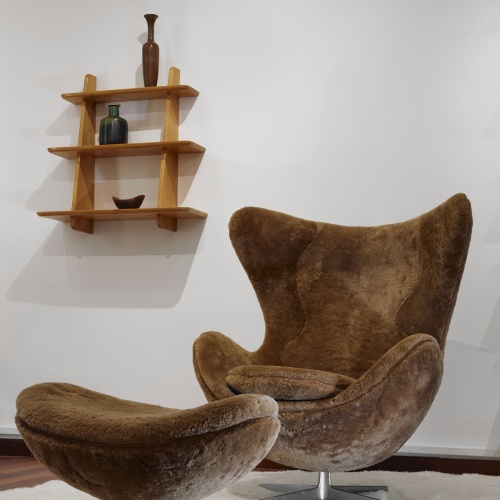 Vases and bowl as decorative elements, with Egg armchair.