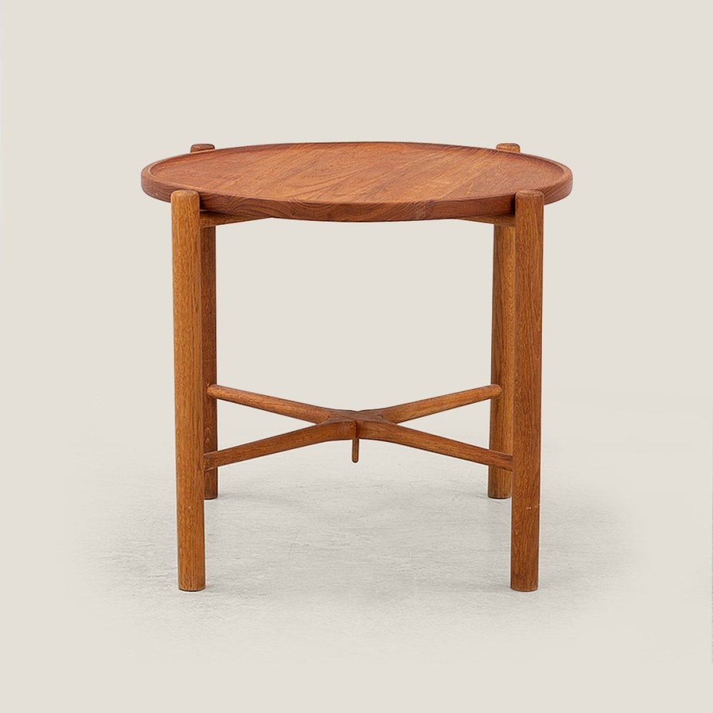 Petite table basse vintage scandinave modèle AT-35 par Hans Wegner. Dimensions H 48 x Ø 61 cm - Curation Norki