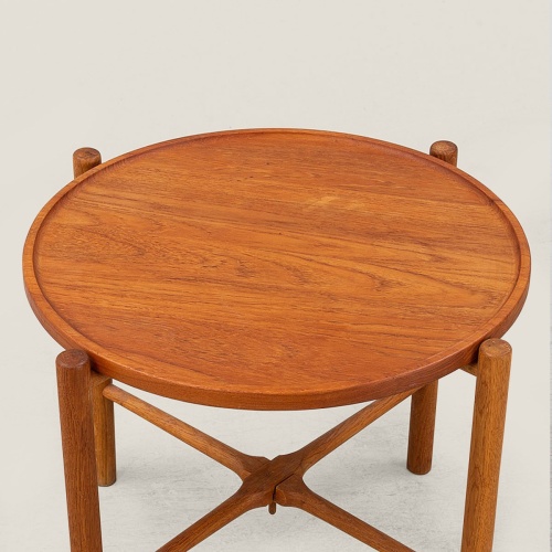 Petite table basse vintage pliable avec un plateau rond de Hans Wegner