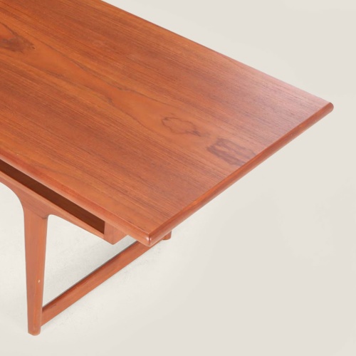 Table basse scandinave caractéristique des années 1960.