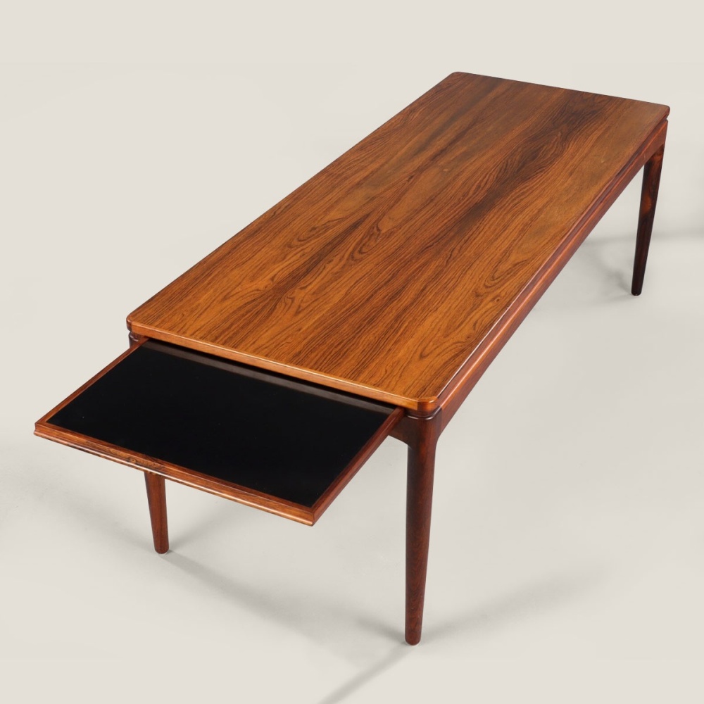 Table basse vintage rectangulaire en teck massif - pièce unique du design scandinave