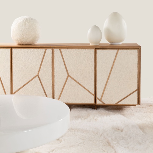 Uncluttered decor that highlights the charm of the Oslo sideboard.