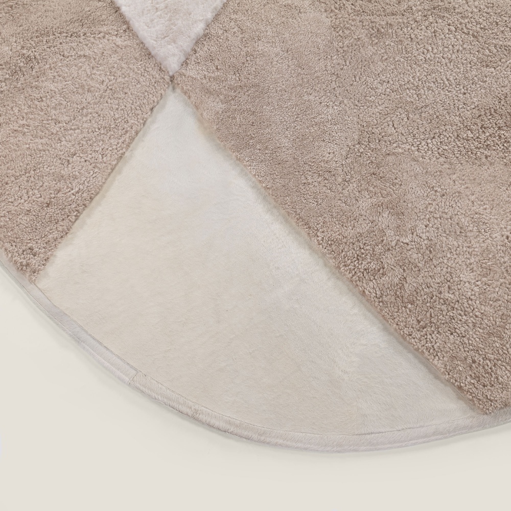 Tapis en mouton blanc naturel, peau lainée curly beige et peau de vache blanche naturelle.