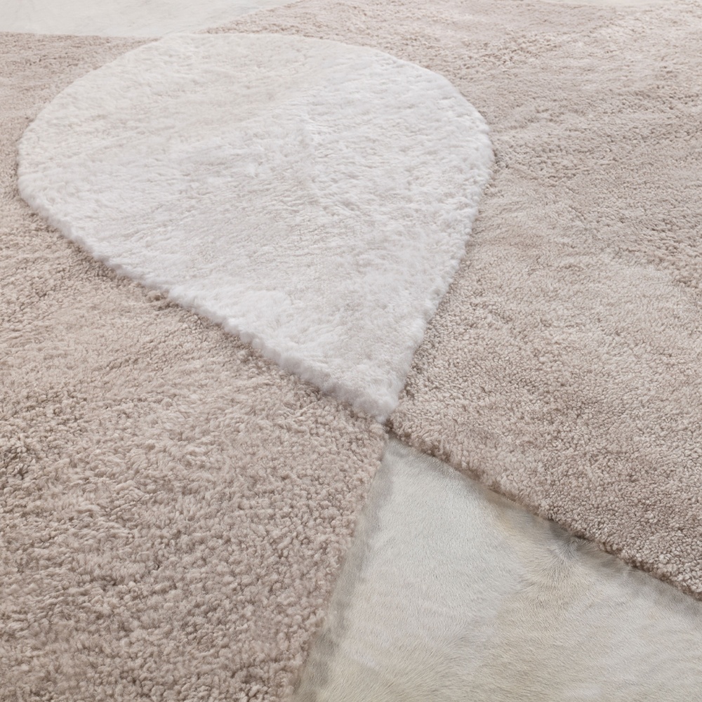 Courbes douces et couleurs naturelles beige et blanche pour un tapis chic pour votre chambre.