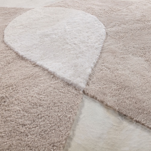 Soft curves and natural beige and white colors for a chic rug for your bedroom.