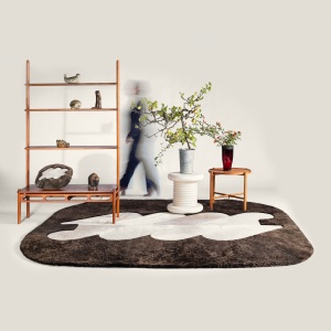 Tapis marron et beige aux angles arrondis avec un motif géométrique en son centre Maison Norki