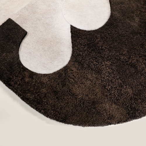 Haute couture details and noble materials for this rug in a gradient of beige and brown