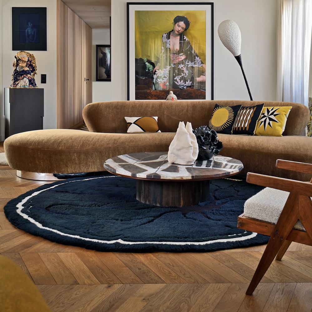 Tapis dans un salon chic et sophistiqué avec un parquet chevron pour une décoration urbaine.