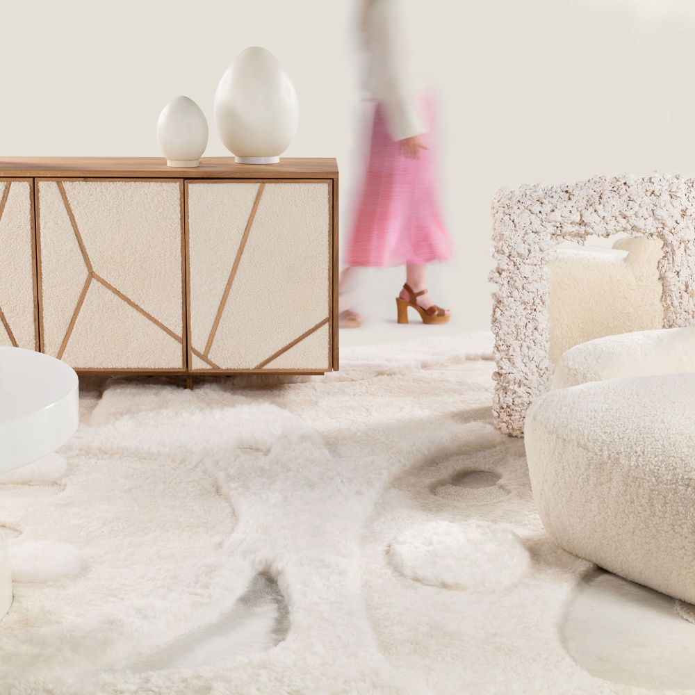 Une décoration épurée composée d'un tapis blanc, d'un buffet Oslo et d'un miroir Popcorn.