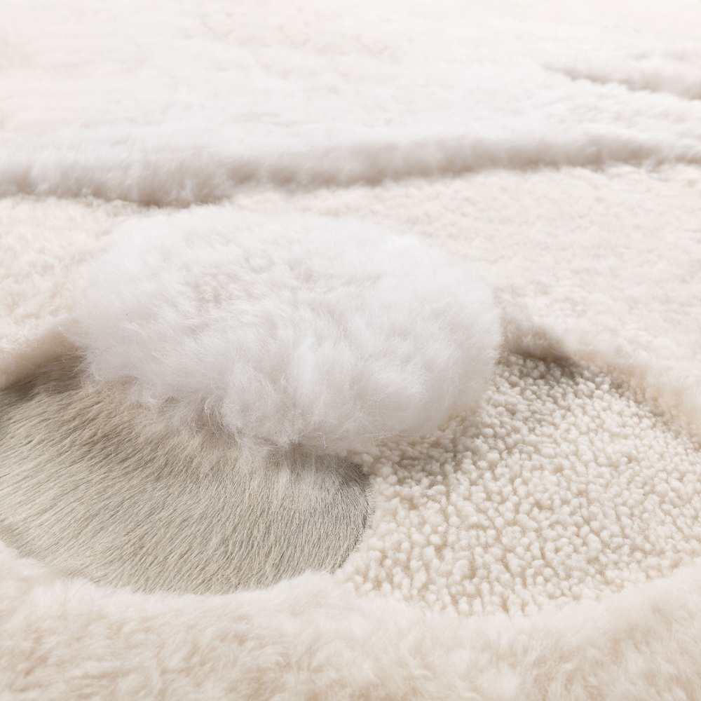 Captivating feel thanks to a mix of noble materials for this designer rug