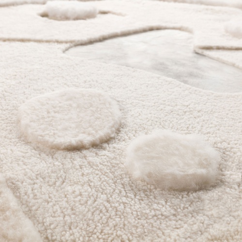 Tapis en mouton blanc naturel, agneau curly français blanc naturel et peau de vache blanche naturelle.