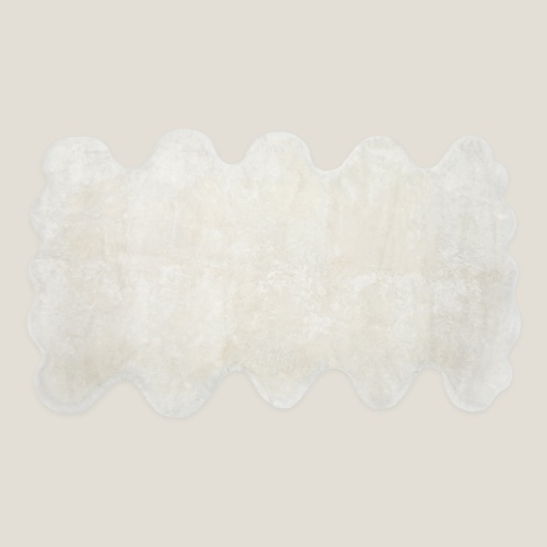 Grand tapis blanc en mouton entièrement doublé à la forme organique sur-mesure par Maison Norki