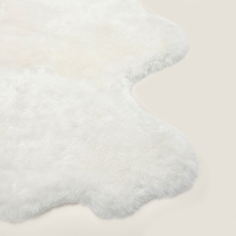 Noble materials for this luxurious white sheepskin rug