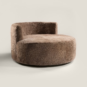 Grand canapé rond marron aux formes douces produit par Norki. Un sofa confortable pour le salon de votre chalet.