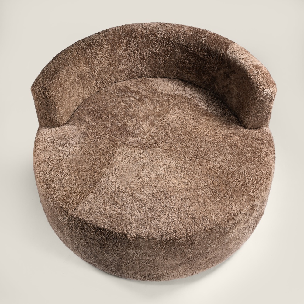 Decorate your bedroom or chalet entrance with this round brown shearling sofa featuring a comfortable seat made in France.