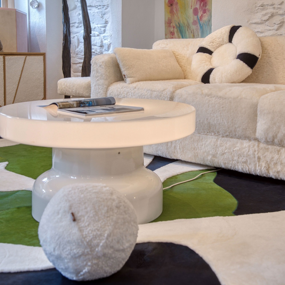 Bumling coffee table and sheraling sofa in the Norki store in Megève.