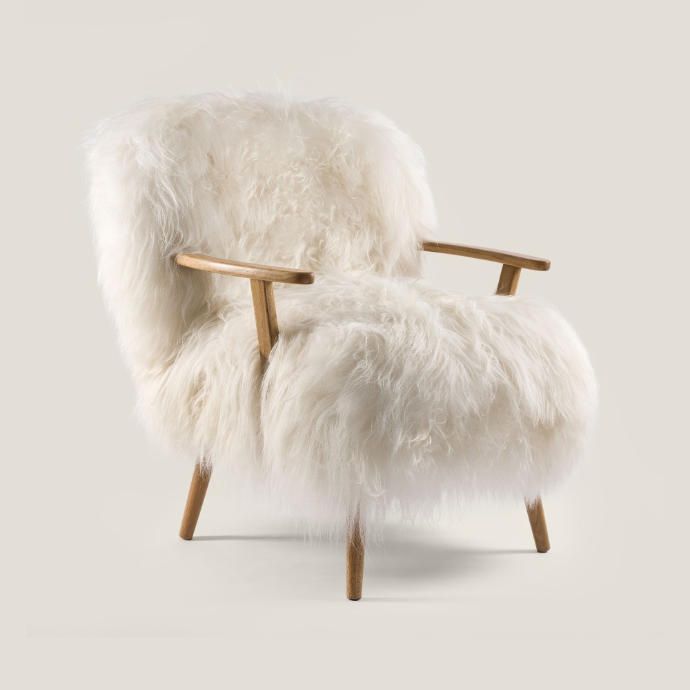 Fauteuil en mouton blanc et chêne massif  à l'élégance intemporelle.