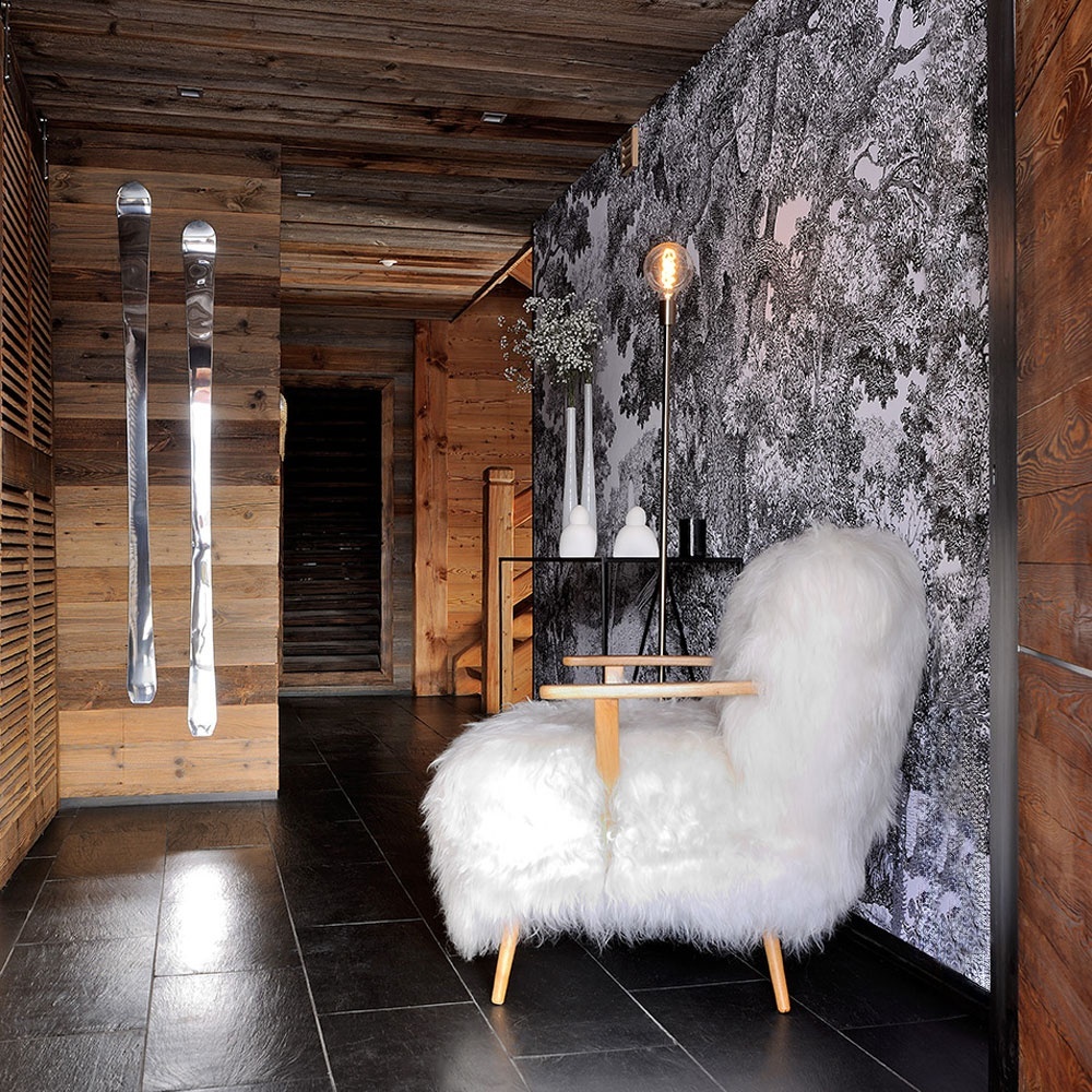 Large and confortable shearling seating, elegantly combined with the wooden walls characteristic of mountain chalet.