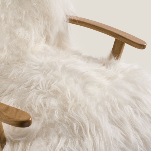 Robust solid oak armrests contrasting with the softness of this confortable seating.