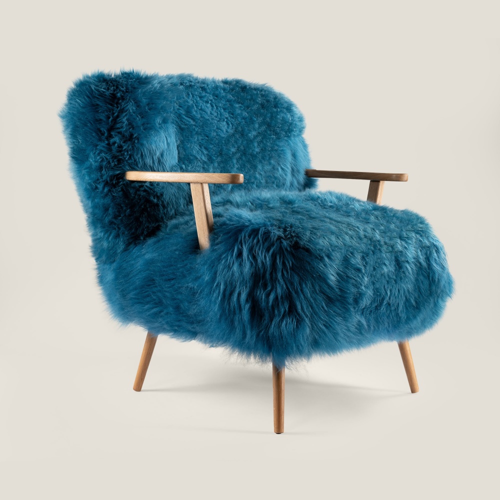 Fauteuil en mouton poils longs teinté bleu turquoise, pour une décoration stylée et personnalisée. Le luxe à la française.