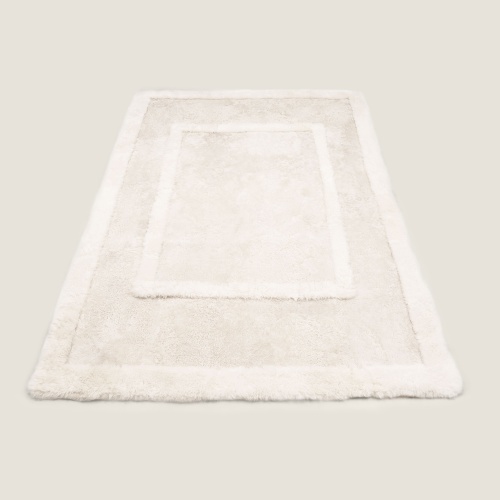 Lignes simples et  douces pour ce tapis rectangle entièrement doublé et au confort incomparable.