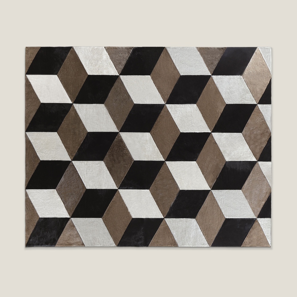 Grand tapis en peau rectangle à motifs blanc, noir et beige cubique et répétitif par Maison Norki.