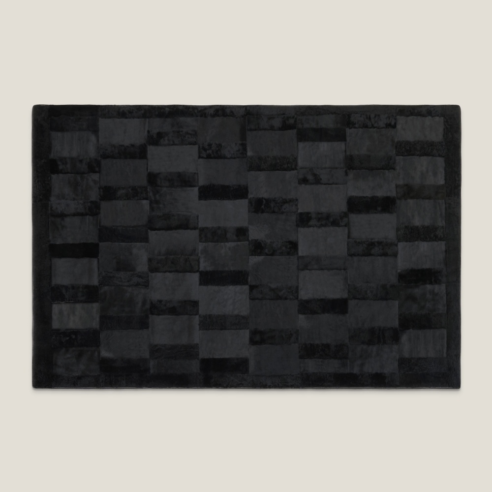 Grand tapis noir rectangulaire, disponible en 200 × 300 cm, 250 × 350 cm et 300 × 300 cm par Norki