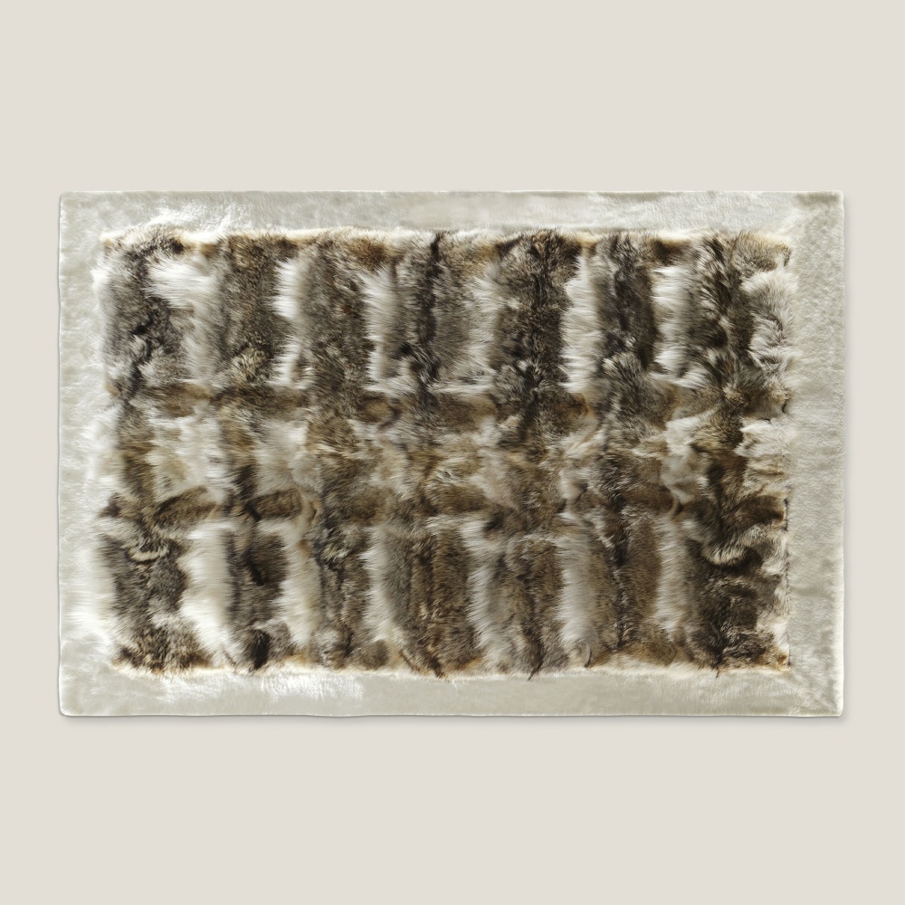 High-end rug in natural coyote fur and white shearling edging - Design Norki