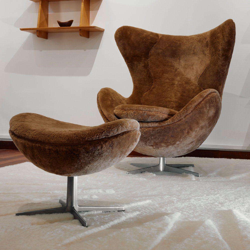 Fauteuil et repose pied Egg de Arne Jacobsen, pièces uniques vintages du design scandinave, curation de la Maison NORKI