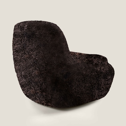 Fauteuil BAO marron foncé en peau lainée chocolat foncé. Dimensions : L 88 × H 74 × P 80 cm. Hauteur d’assise 42 cm.