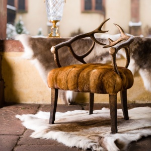 High-end ceremonial armchair in solid bronze with golden mink fur seating. The luxury of a collector's furniture item.