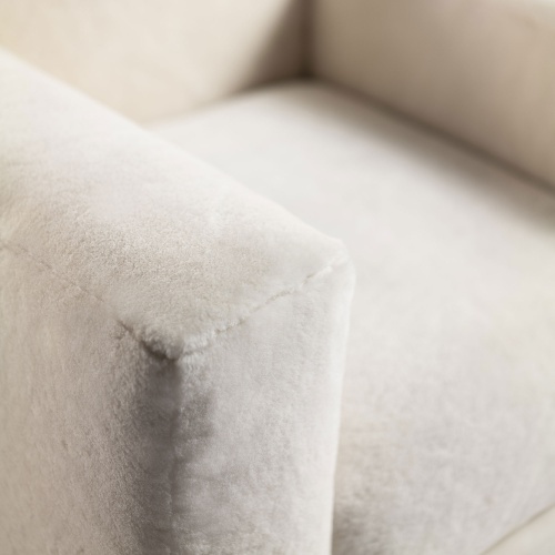 A deep, soft and comfortable seating for this white leather armchair with a pure design. Furniture by NORKI.