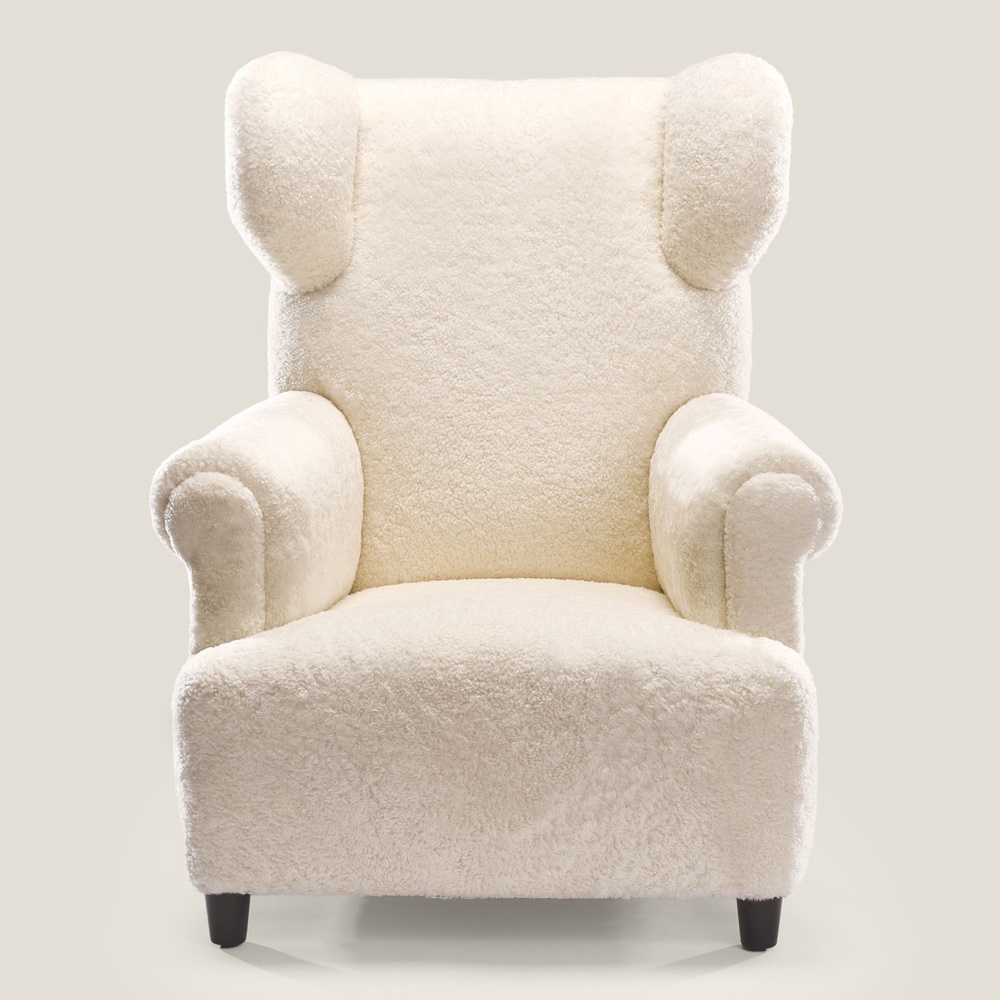 Buy online a luxurious white armchair for your living room. A Collection by Norki, a French manufacture of high-end furniture.