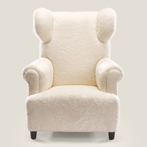 Buy online a luxurious white armchair for your living room. A Collection by Norki, a French manufacture of high-end furniture.