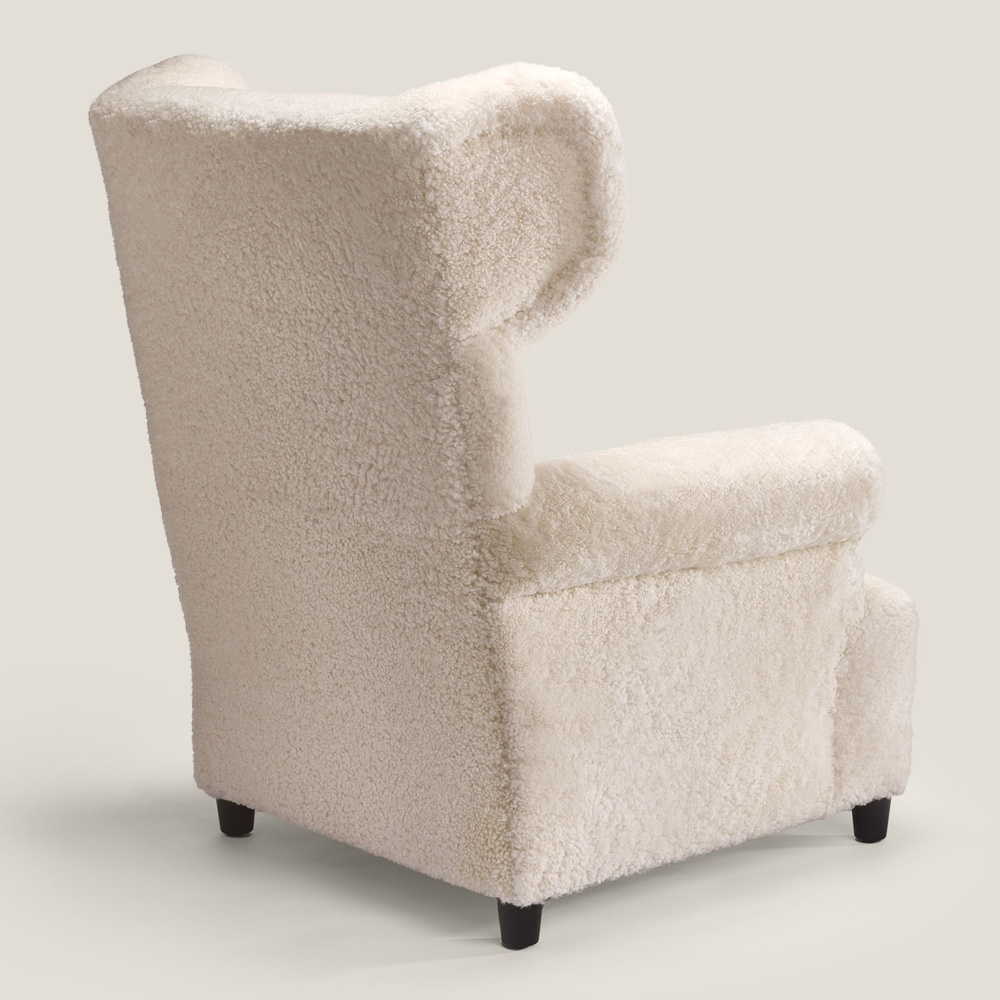 High-end luxury white armchair to decorate your bedroom or living room, with haute couture finishes. Made by Norki.