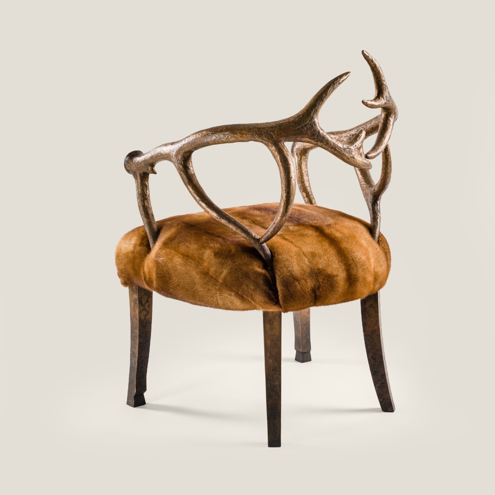 Un travail artisanal d'exception pour ce luxueux fauteuil en bronze massif et fourrrure. Le luxe d'un mobilier d'exception.