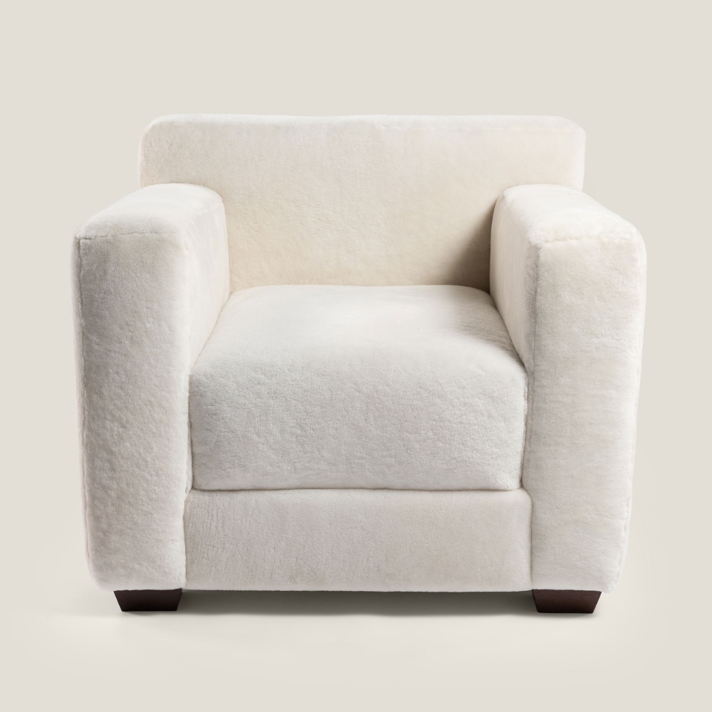 Un fauteuil blanc haut-de-gamme a la beauté pure et minimaliste. Une touche de de luxe pour lé décoration de votre Maison.