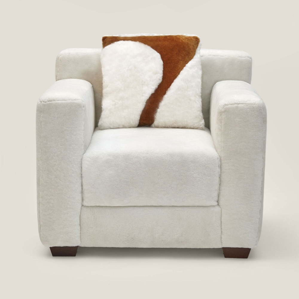 Square cushion in white and camel shearling and club-style armchair for a Norki bespoke interior.