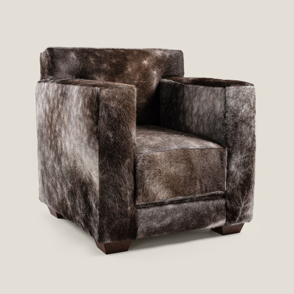 Fauteuil cube style club haut-de-gamme en peau naturelle a installé dans un salon de luxe pour une décoration signée NORKI.