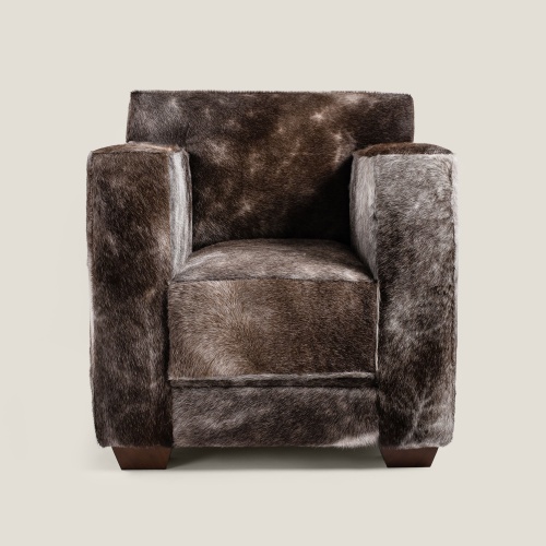 Fauteuil au dossier droit en peau naturelle. Coussin d'assise très confortable en duvet. Pieds en chêne massif.