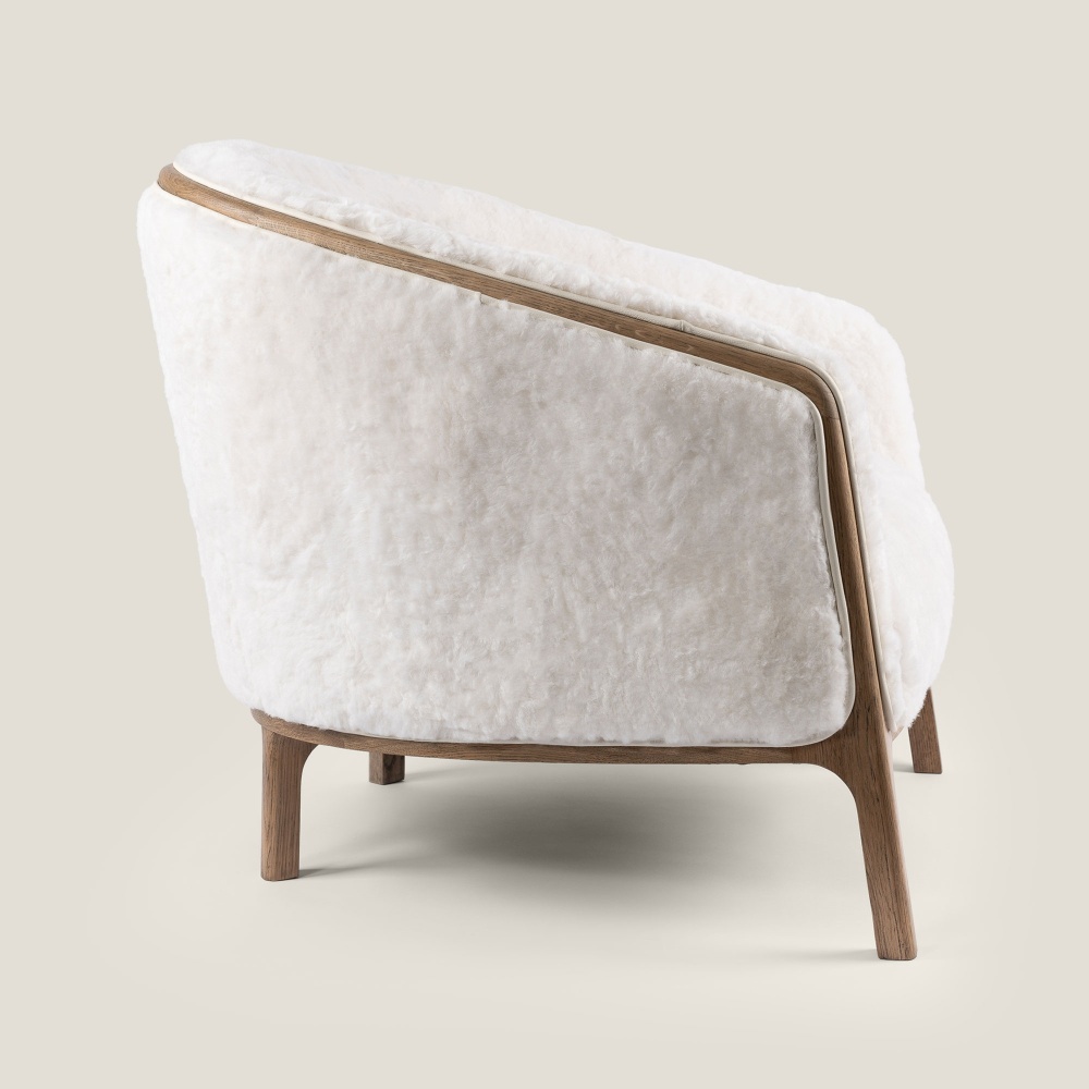 High-quality French craftsmanship for this luxurious seat in solid oak and natural white hide. Collection NORKI.