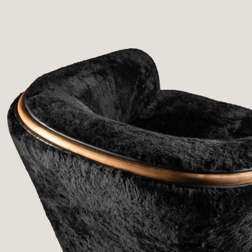 Achetez en ligne un fauteuil noir élégant de haute facture, de tradition artisanale. Mobilier parfait pour décorer votre salon.