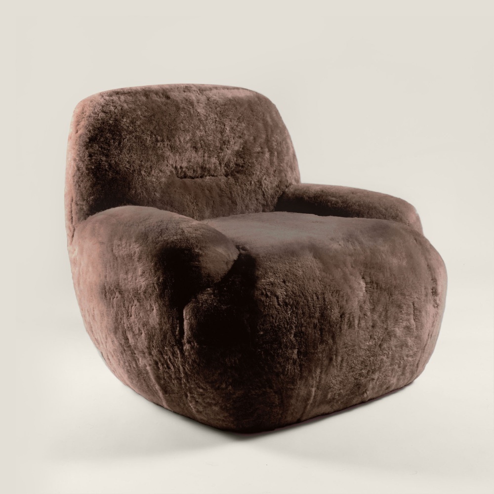 Fauteuil de créateur signé Maison Norki. Un  recouvrement tout en douceur à la jolie teinté chocolat intemporelle.