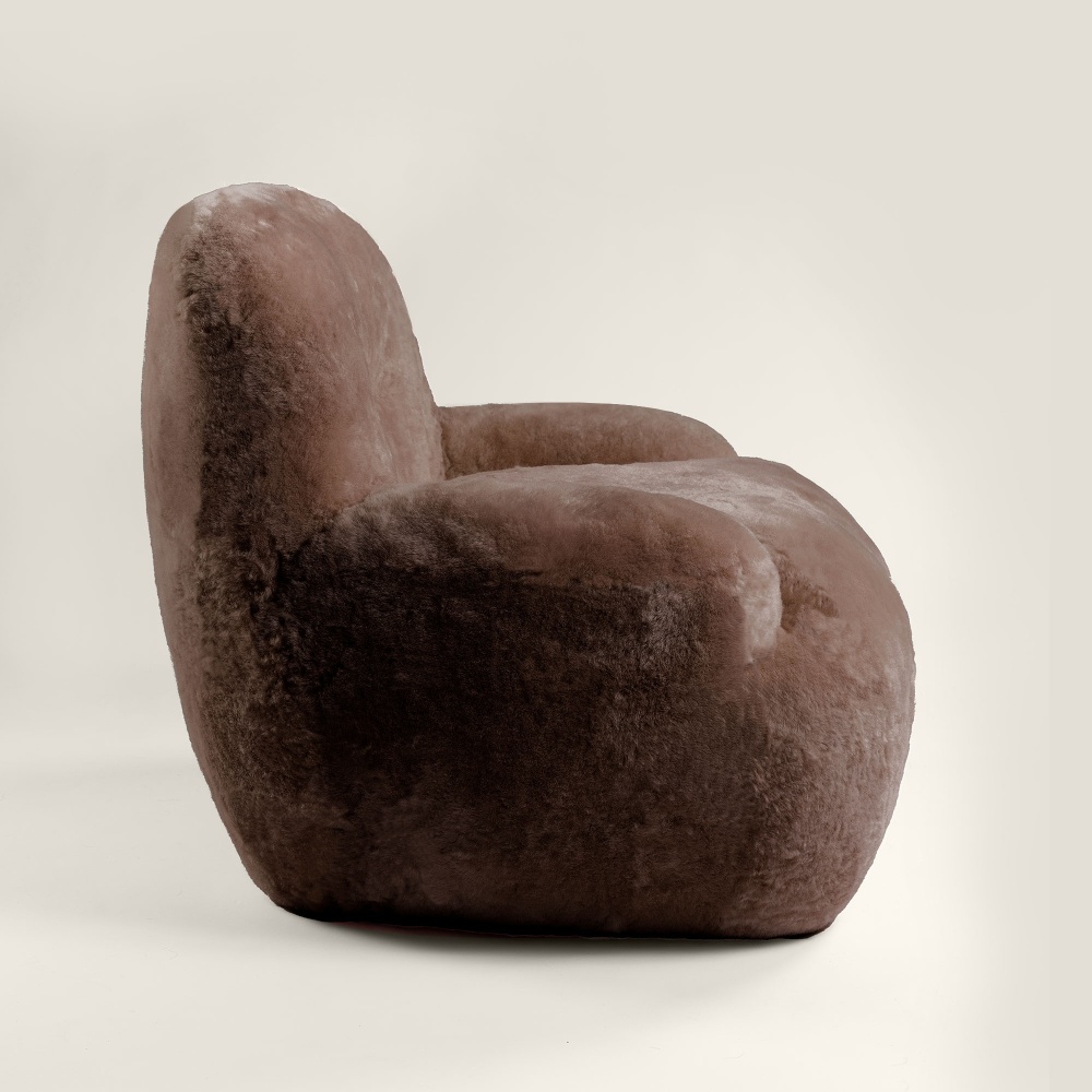 Un luxueux et confortable fauteuil aux formes arrondies très contemporaines signé Maison NORKI.